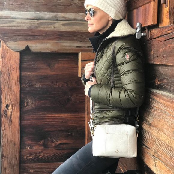 India Hicks Shift and Switch Crossbody Bag - NEW - Picture 2 of 3